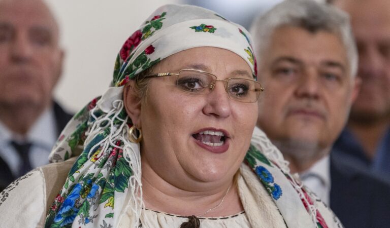 Diana Șoșoacă a intrat la audierile de la Parchetul General: „Sunt cel mai incomod om politic”. Șefa SOS, întâmpinată de susținători