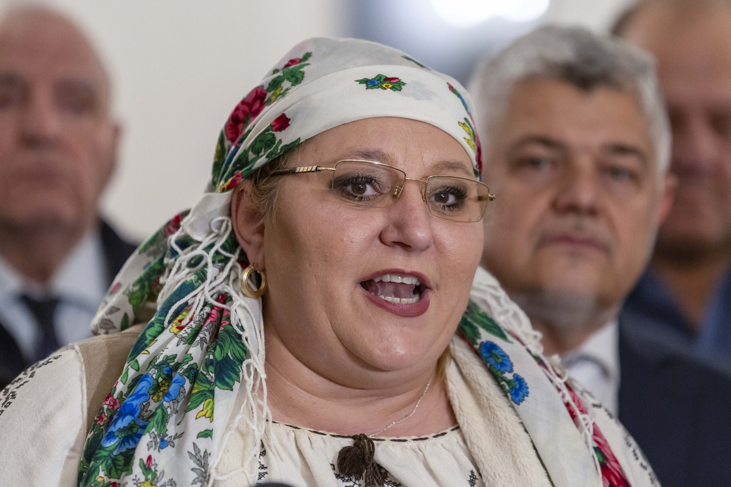 Diana Șoșoacă a intrat la audierile de la Parchetul General: „Sunt cel mai incomod om politic”. Șefa SOS, întâmpinată de susținători
